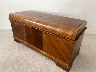 Baúl/manta de cedro Lane Waterfall Art Deco vintage Foto 1 de 4