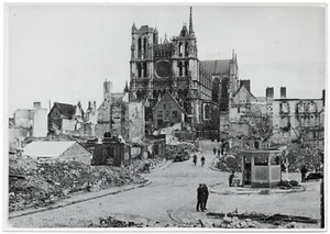 Nell'Amiens distrutta. Foto stampa originale, 1940 circa - Foto 1 di 3