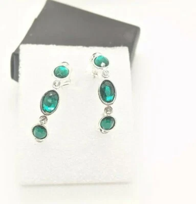 Brincos - Argola Tom Prata Pedras Cor Esmeralda Borboleta Traseira - Imagem 1 de 4