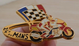 PIN'S MOTO LE MANS LES 24 HEURES DU MANS 1992 ARTHUS BERTAND 150 EX - Foto 1 di 3