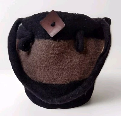 Bolso Cubo de Lana Hecho a Mano Dos Tonos Marrón y Negro con Acento de Botones de Madera Foto 1 de 4