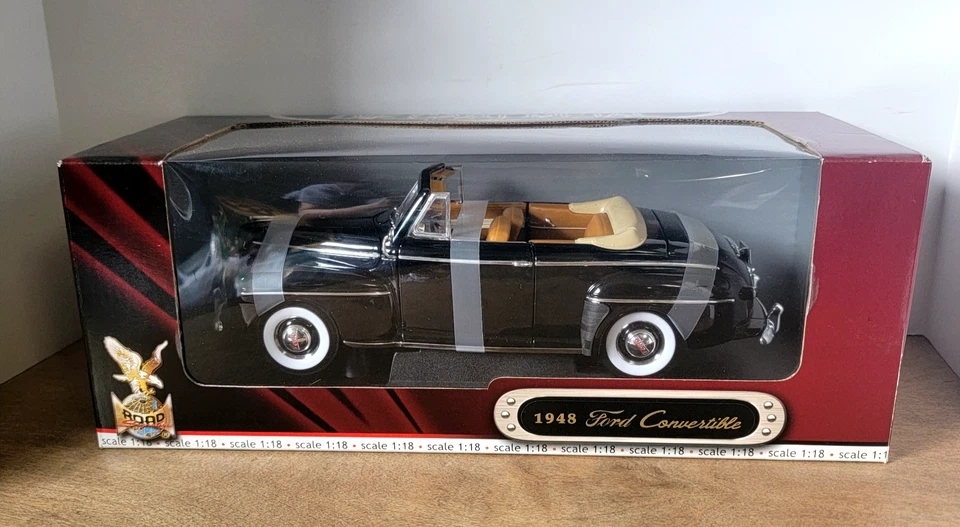 ROAD SIGNATURE 1948 FORD CONVERTIBLE 1:18 SCALE MODEL NEW IN GREAT CONDITION. - Image 1 of 4
