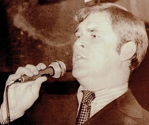 1970 Wire Photo singing on microphone at nightclub Detroit Tigers Denny McLain - Picture 1 of 2