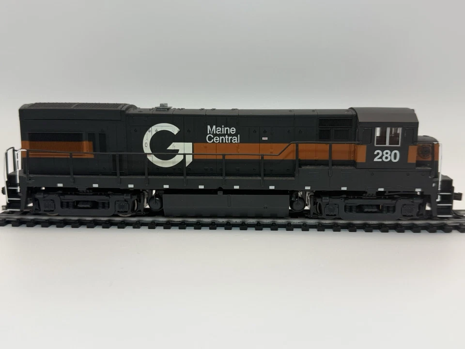 HO Atlas Maine Central U23B Locomotive 280 – Runner Grade Used, No Box - Image 1 of 4