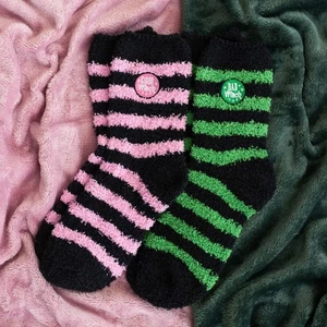 2er Set Gute Hexe und Böse Hexe Flauschsocken - Bild 1 von 1