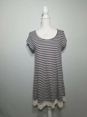 Camiseta social Ya Los Angeles túnica manga curta listrada acabamento em crochê tamanho médio. - Imagem 1 de 4