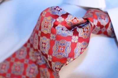 Corbata tejida de seda geométrica roja plateada blanca BUGATCHI UOMO 59" L x 4" W Foto 1 de 4