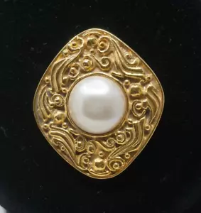 Spilla Chanel vintage imitazione finta perla placca oro vintage 5 cm x 4 cm - Foto 1 di 9