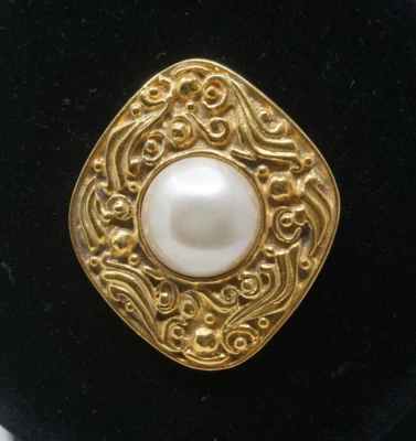 Vintage Chanel Brooch Imitation Faux Pearl Gold Plate Vintage 5cm x 4cm - Image 1 of 4