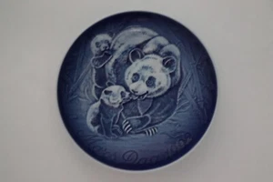 Bing & Grondahl 1992 Porzellan MUTTERTAGSTELLER Panda Bär mit Jungen blau & weiß - Bild 1 von 7