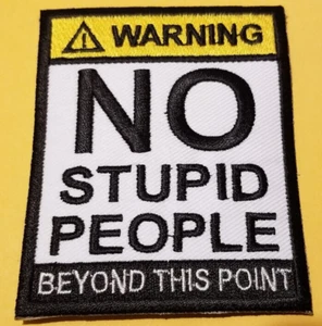 Parche bordado ADVERTENCIA NO STUPID PEOPLE aprox 2,75X3,5" - Imagen 1 de 2