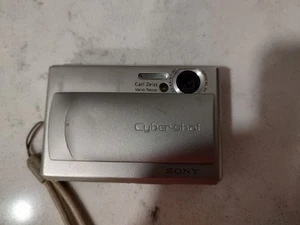 Sony Cybershot DSC-T1 5MP Digital Camera Lens Problem For Parts Or Repair - Picture 1 of 5
