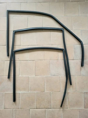 BmW E30 One-piece Window Guide Seal Front Right Rear L/R - Image 1 of 4