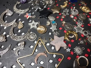 Lotto di oltre 50 ciondoli e ciondoli a tema stella luna e sole PMP19 - Foto 1 di 13