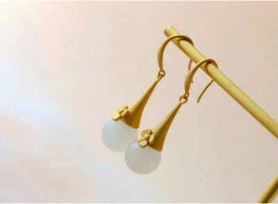 D10 Orecchini Cono Con Bianca Giada E Fiore 925 Argento Sterling Placcato Oro - Immagine 1 di 3