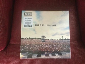 Oasis Time Flies…1994-2009 Vinyl 4x LP RSD Record Store Day 2025 in der Hand - Bild 1 von 2