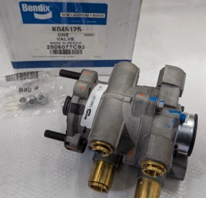 2506077C92 International Bendix K045125 Treadle Foot Brake Valve E-8P 5006961 - Bild 1 von 7
