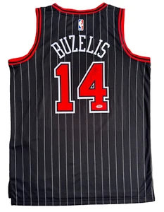 Maglia MATAS BUZELIS firmata autografata CHICAGO BULLS con certificato di autenticità PSA A078455 - Foto 1 di 5