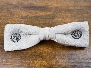 VTG ORMOND GRIP TITE Silver W/ Black Bowtie Unisex Adult Nice Unique Bow Tie - Picture 1 of 7