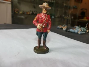 FIGURINE ELASTOLIN EN COMPOSITION SOLDAT CANADIEN VESTE ROUGE - Picture 1 of 2