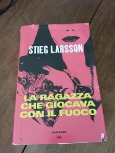 Stieg Larsson La ragazza che giocava con il fuoco Mondolibri 130925 - Foto 1 di 1