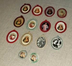 LOTE DE 14 ADORNOS BORDADOS VINTAGE ANTIGUOS ESCAPULARIOS CATÓLICOS INSIGNIAS RELIQUIAS - Imagen 1 de 9