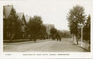 REAL PHOTOGRAPHIC POSTCARD OF NORTHAMPTON ROAD, MARKET HARBOROUGH LEICESTERSHIRE - Picture 1 of 2