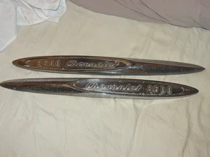 1955-57 CHEVROLET TRUCK 3600 FENDER EMBLEMS LH RH Original Vintage OEM Antique - Foto 1 di 10