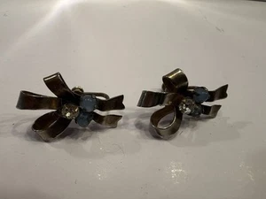 Antique Vintage Bow Cabochon Blue Moonstone Like Paste Gold Wash Silver Earrings - Afbeelding 1 van 7