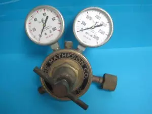 VINTAGE THE MATHESON CO REGULATOR 0-100 22024-1 0-3000 22025-1 GAUGE STEAMPUNK - Picture 1 of 16