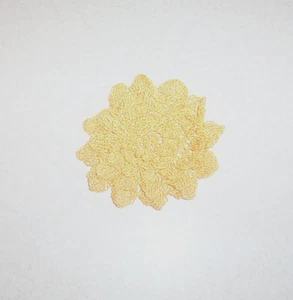 Delicado aplique de costura de flor de mamá amarillo dorado de 5 capas de ganchillo grande - Imagen 1 de 2