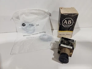Allen Bradley 800H-AK2A SER. B con kit de herrajes de montaje 40209-415-01 - Imagen 1 de 10