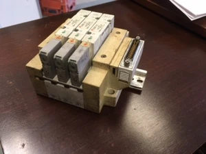 SMC SS5V2-16FD1-02U Manifold with 3 SV2200-5FU Valves  *** FREE USA SHIP *** - Picture 1 of 4