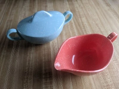 Crema y azúcar de plástico melamina moteada azul y naranja vintage de mediados de siglo  Foto 1 de 4