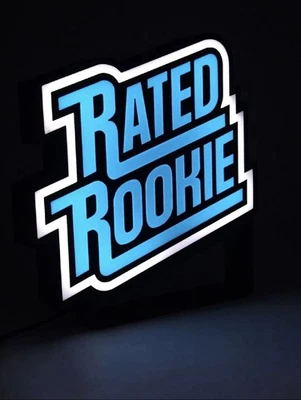 Знак со светодиодной подсветкой дебютанта с рейтингом - спортивный световой дисплей - вентилятор комнаты хобби мужской пещеры - Изображение 1 из 2