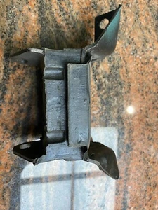 Ford Mustang Engine Mount Front SB 1966 1967 1968 1969 1970 1971 1972 1973 - Foto 1 di 2