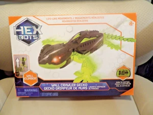 Hexbots Lizard Wall Crawler Gecko with LED Eyes Climbs Walls - Picture 1 of 4