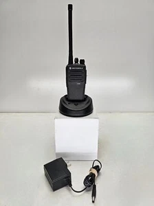 Motorola CP200D VHF 136-174 MHz 16-kanałowe radio analogowe 5 W (kompletny zestaw) - Zdjęcie 1 z 9