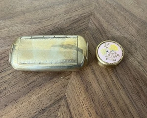 Antigua caja de tabaco plateada del siglo XIX con bisagras superior y redonda floral - Imagen 1 de 14