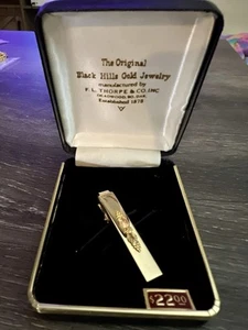 Vintage Gold tone w/ Black Hills Gold Grape Leaves/Berries Tie Clip In Box J6 - Picture 1 of 10