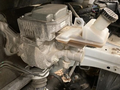 Cilindro maestro de refuerzo de freno eléctrico Nissan Leaf 2013-2017 Foto 1 de 3