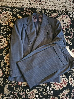 Traje vintage años 40 para hombre a rayas carbón doble pecho Foto 1 de 4