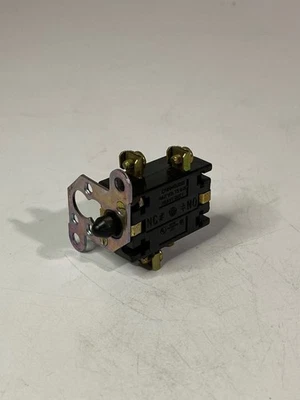 GENERAL ELECTRIC Heavy-Duty Pushbutton Contact Block CR2940U201 (NEW - NO BOX) - Image 1 of 4
