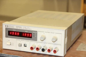 HP Hewlett Packard E3620A 0-25V 0-1A Alimentatore DC Doppia Uscita - Foto 1 di 4
