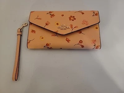 Cartera sin asas Coach rosa sobre de viaje con estampado floral místico  Foto 1 de 4