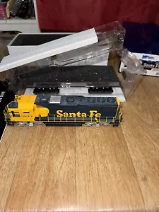 Genesis Ho Tsunami Santa Fe GP50 Phase 2 3843 With Sound Locomotive - Picture 1 of 12