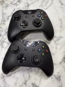 2x Xbox One Controller Schwarz Mit Akku pack - Bild 1 von 1