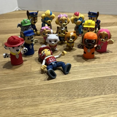 Lote de 12 figuras coleccionables surtidas de Paw Patrol y 4 juguetes de marionetas de dedo Foto 1 de 4