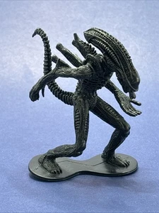 Tree House Kids Aliens Warrior Xenomorph 3 pulgadas decoración de pasteles 2004 postura para correr - Imagen 1 de 4