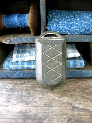 Antigua sartén de juguete de hojalata en relieve de una habitación alemana caja cocina Foto 1 de 4